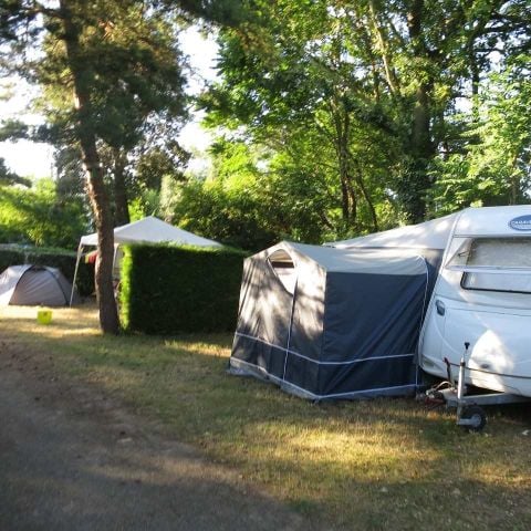 Kampeerplaats - Standplaats Caravan + 1 auto + 10A elektriciteit + water 2/6 pers