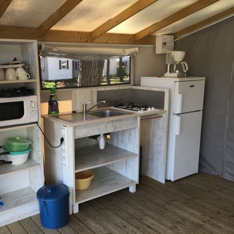 CANVAS BUNGALOW 4 people - ECOLODGE 23m² without bathroom facilities, with cold water supply and kitchen sink – sleeps 4