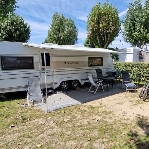 EMPLACEMENT - Forfait Premium : Forfait 2 avec sanitaire + cuisine individuelle