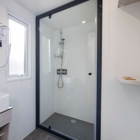 Mobilheim 4 Personen - Homeflower Premium 29m² (2 Schlafräume) + TV + LV + Überdachte Terrasse + Bettwäsche inklusive + KLIMA + Fußgängerzone 4 Pers.