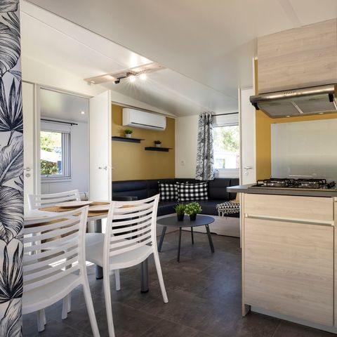 Mobilheim 4 personen - Homeflower Premium 29m² (2 Schlafräume) + TV + LV + Überdachte Terrasse + Bettwäsche inklusive + KLIMA + Fußgängerzone 4 Pers.