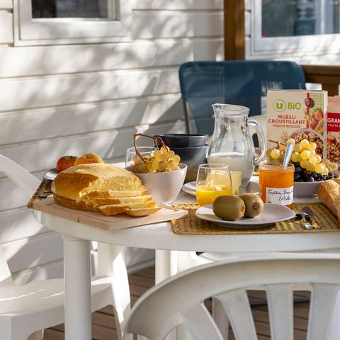 BUNGALOW 4 personnes - Mobil-home Confort 30m² - 2 chambres + Terrasse couverte + TV 4/5 pers