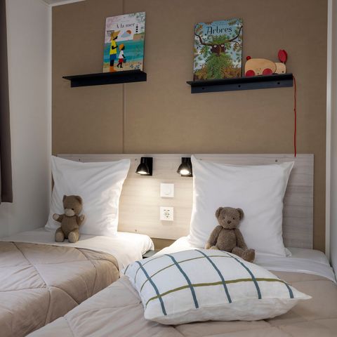 Mobilheim 4 personen - Homeflower Premium 35m² (3 Schlafräume) + TV + LV + Überdachte Terrasse + Bettwäsche + KLIMA + Halb-Fußgängerzone 4/6 Pers.
