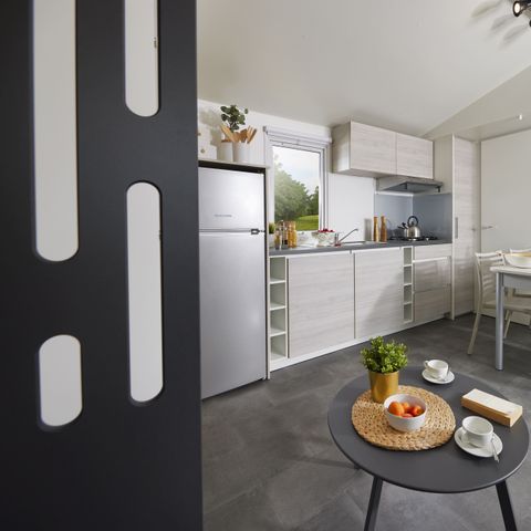 Mobilheim 4 personen - Homeflower Premium 35m² (3 Schlafräume) + TV + LV + Überdachte Terrasse + Bettwäsche + KLIMA + Halb-Fußgängerzone 4/6 Pers.