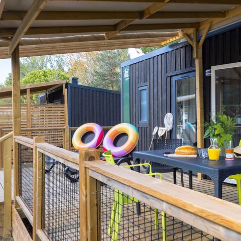 Mobilheim 4 personen - Homeflower Premium 35m² (3 Schlafräume) + TV + LV + Überdachte Terrasse + Bettwäsche + KLIMA + Halb-Fußgängerzone 4/6 Pers.