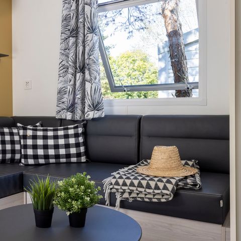 Mobilheim 4 Personen - Homeflower Premium 29m² (2Zimmer) + TV + LV + Überdachte Terrasse + Bettwäsche inklusive + Fußgängerzone 4 Pers.