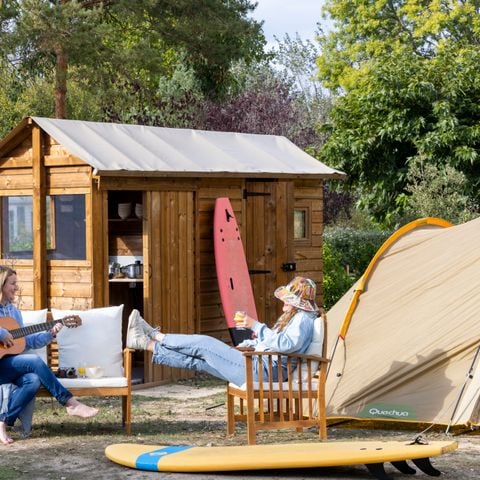 PARCELA - Paquete Premium Freecamp con baño privado + cocina + zona semipeatonal para 2/6 personas