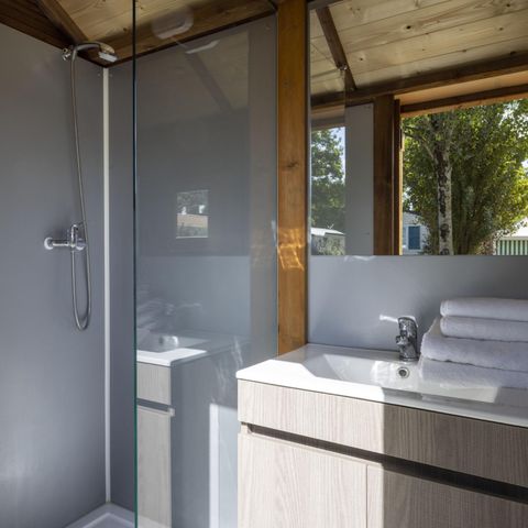 PARCELA - Paquete Premium Freecamp con instalaciones sanitarias privadas + mesa de picnic + cocina + semi-piéton 2/8 pers.