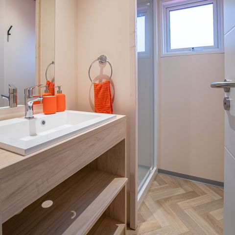 Chalet 4 personen - Chalet Cannelle 26.5m² 2 Zimmer + TV + LV + Überdachte Terrasse + Bettwäsche + Fußgängerzone + Klimaanlage 4 Pers.