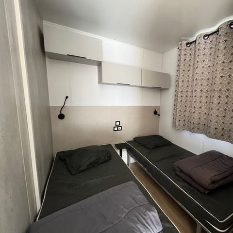 Mobilheim 4 Personen - MH Premium Grand Large Les Cévennes 30m² (2Sch-4Pers) + halbüberdachte Terrasse + Klimaanlage