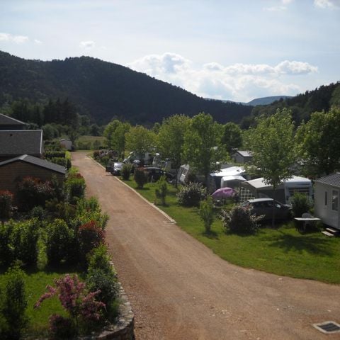 EMPLACEMENT - Forfait Confort (1 tente, caravane ou camping-car / 1 voiture / électricité 10A)