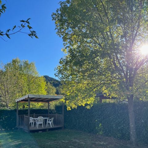 PIAZZOLA - pacchetto premium, terrazza coperta e mobili da giardino (1 tenda, roulotte o camper / 1 auto)