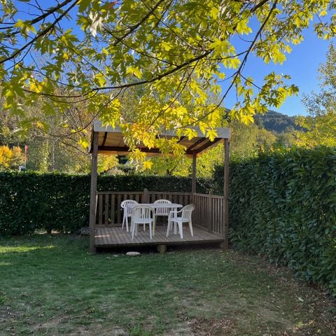 EMPLACEMENT - forfait premium, terrasse couverte et salon de jardin (1 tente, caravane ou camping-car / 1 voiture)