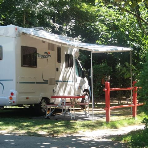 STAANPLAATS - Comfortpakket: 1 auto + tent/caravan/kampeerwagen + 6A elektriciteit