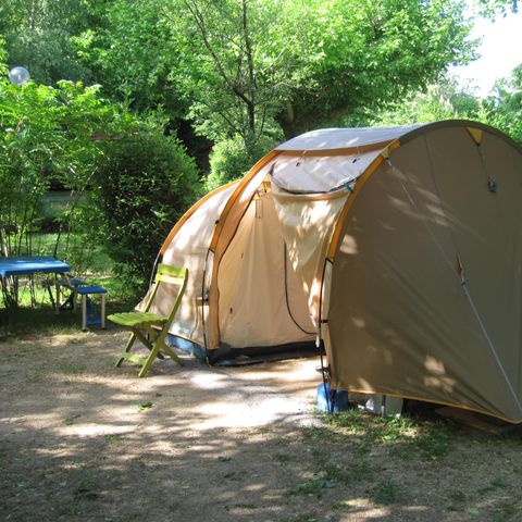 STAANPLAATS - Comfortpakket: 1 auto + tent/caravan/kampeerwagen + 6A elektriciteit