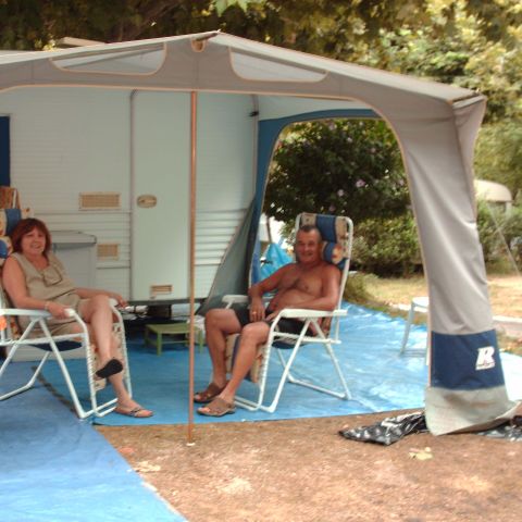 STAANPLAATS - Comfortpakket: 1 auto + tent/caravan/kampeerwagen + 6A elektriciteit