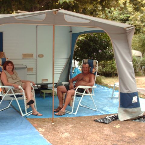 PARCELA - Paquete confort: 1 coche + tienda/caravana/coche-camping + electricidad 6A