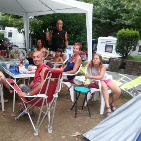 PARCELA - Paquete confort: 1 coche + tienda/caravana/coche-camping + electricidad 6A