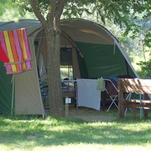 Kampeerplaats - Standaard staanplaats voor tent/caravan, auto + 10 A