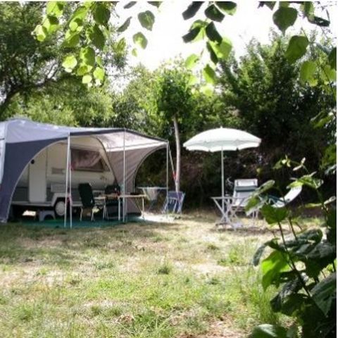 Kampeerplaats - Standaard staanplaats voor tent/caravan, auto + 10 A