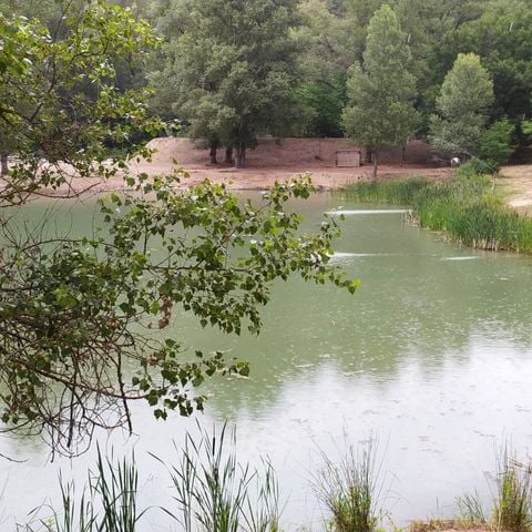Tente en toile et en bois 4 personnes - Cabane Confort Lodge sur pilotis 32m²
