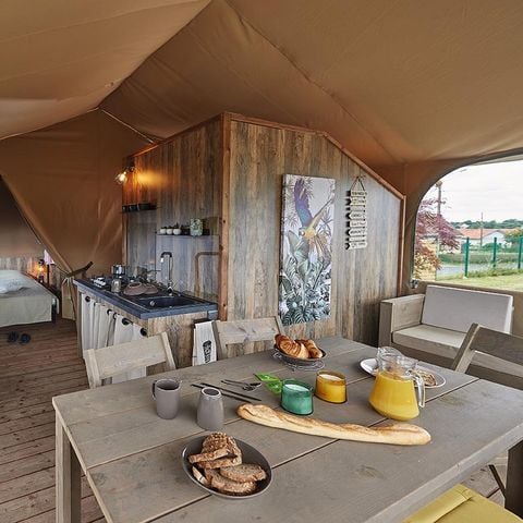 Tente en toile et en bois 4 personnes - Cabane Confort Lodge sur pilotis 32m²