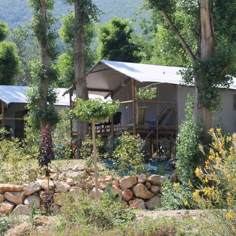 Tente en toile et en bois 4 personnes - Cabane Confort Lodge sur pilotis 32m²