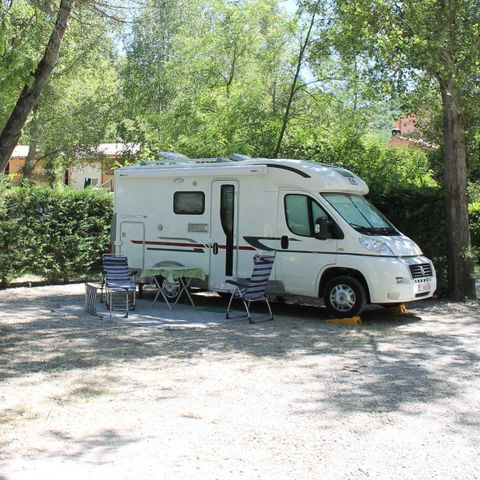 Kampeerplaats - Comfortpakket (1 tent, caravan of camper / 1 auto / 10A elektriciteit)