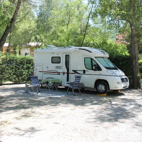 PIAZZOLA - Pacchetto comfort (1 tenda, roulotte o camper / 1 auto / elettricità 10A)