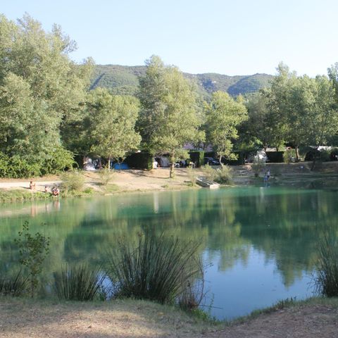 PLOT - Privilege package (1 tent, caravan or motor home / 1 car / 10A electricity / on the edge of the pond or river)