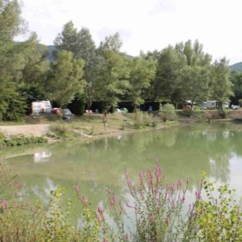 EMPLACEMENT - Forfait Privilège (1 tente, caravane ou camping-car / 1 voiture / électricité 10A/au bord de l'étang ou de la rivière)