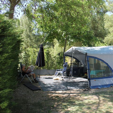 PARZELLE - Forfait Privilège (1 Zelt, Wohnwagen oder Wohnmobil / 1 Auto / Strom 10A/am Ufer des Teichs oder Flusses)