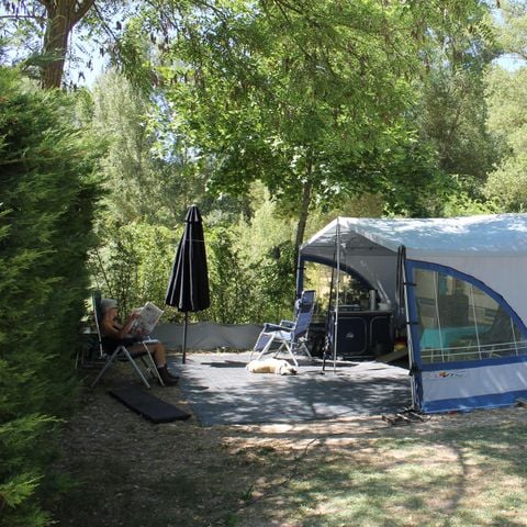 PLOT - Privilege package (1 tent, caravan or motor home / 1 car / 10A electricity / on the edge of the pond or river)