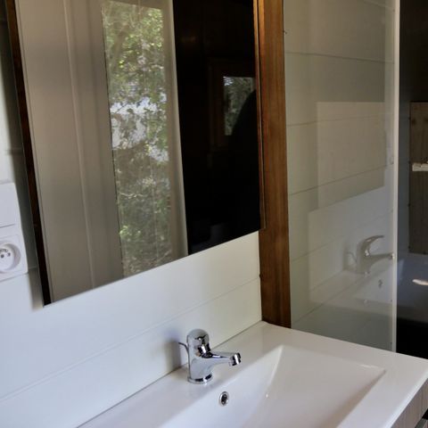 Emplacement - Forfait Premium Freecamp (16A + TV): Sanitaires Privés + coin cuisine