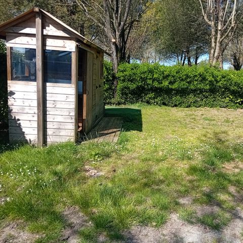 Kampeerplaats - Freecamp Premium pakket - 16A - TV - : Eigen badkamer - Kitchenette