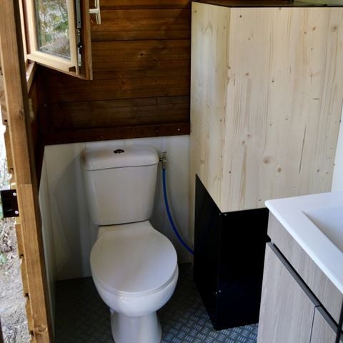 Parcela - Paquete Freecamp Premium (16A + TV): Baño privado + cocina americana