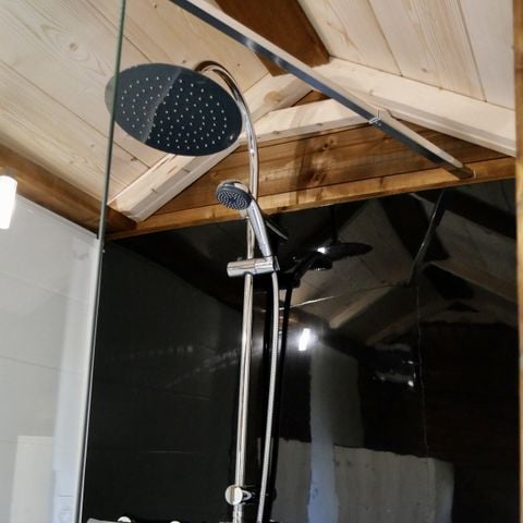 Emplacement - Forfait Premium Freecamp (16A + TV): Sanitaires Privés + coin cuisine
