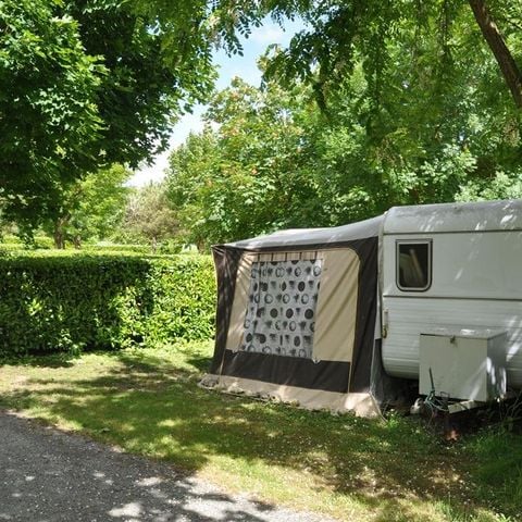 Emplacement - Forfait Confort électricité 16A (1 tente, caravane ou camping-car / 1 voiture)