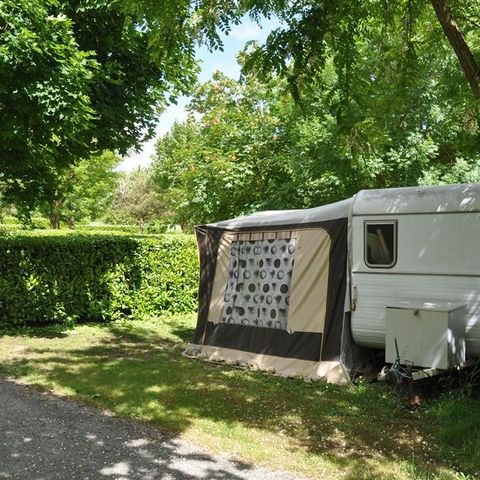 Piazzola - Pacchetto comfort 16A (1 tenda, roulotte o camper / 1 auto)