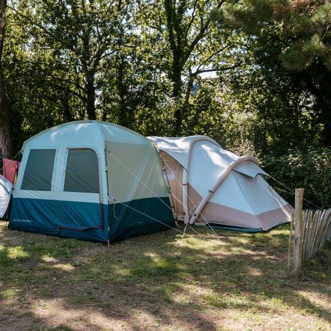 Kampeerplaats - Comfortpakket: tent, caravan of camper / 1 auto / 10A elektriciteit 2 pers.