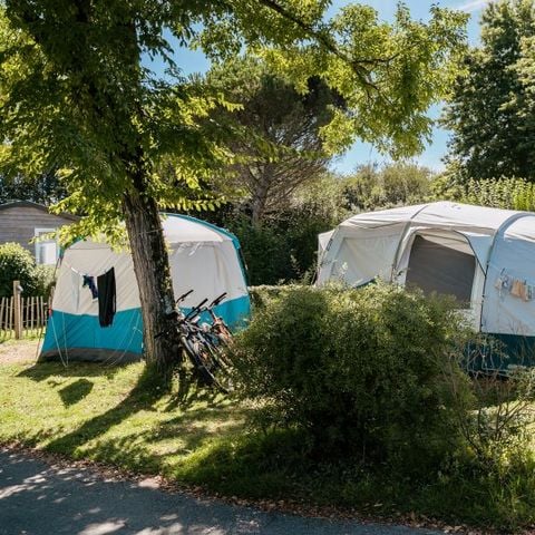 STAANPLAATS - Comfortpakket: tent, caravan of camper / 1 auto / 10A elektriciteit 2 pers.