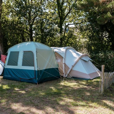 STAANPLAATS - Comfortpakket: tent, caravan of camper / 1 auto / 10A elektriciteit 2 pers.