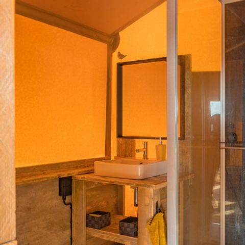 Canvas and wooden tent 4 persons - Lodge Taïga / 2 rooms / with bathroom - terrace on stilts