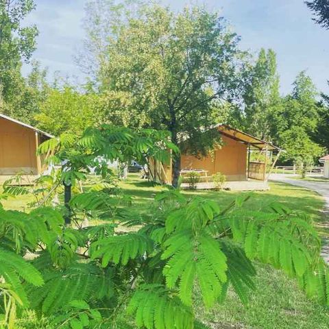 Tente en toile et en bois 4 personnes - Lodge Taïga / 2 chambres / avec sanitaires - terrasse sur pilotis