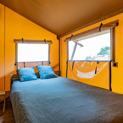 TENTE TOILE ET BOIS 4 personnes - Lodge Taïga / 2 chambres / avec sanitaires - terrasse sur pilotis