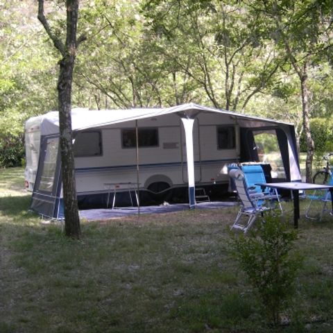 Kampeerplaats - Privilege pakket XL plaats 130 m² + 1 auto + 1 tent +1 caravan + elektriciteit 8A