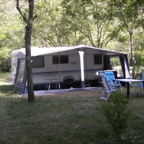 PARCELA - Paquete Privilegio Parcela XL 130 m² + 1 coche + 1 tienda +1 caravana + electricidad 8A