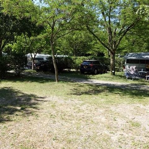 STAANPLAATS - Privilege pakket XL plaats 130 m² + 1 auto + 1 tent +1 caravan + elektriciteit 8A