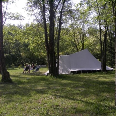 Kampeerplaats - Privilege pakket - 2pers - elektriciteit 8A - plaats XL + 1 kleine tent met zicht op de rivier