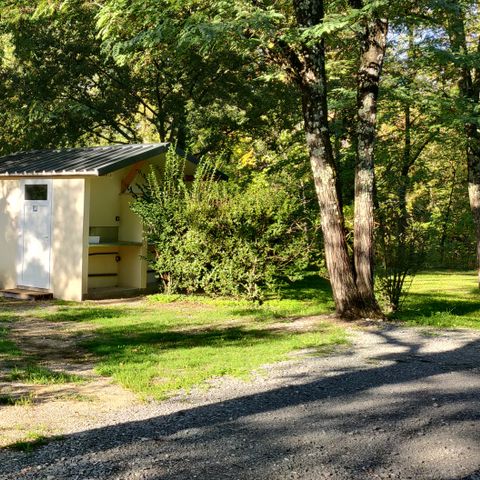 Kampeerplaats - 90m² + sanitaire cabine, koelkast en plancha